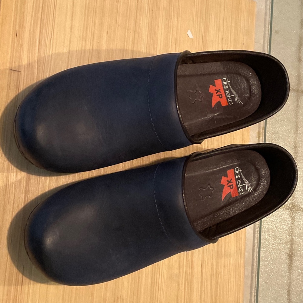 Dansko Navy Blue Mules
EUC! A couple of places with leather starting to peel.
